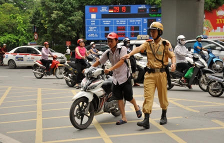 Ngày đầu xử phạt mũ bảo hiểm “rởm”: Nhắc nhở và tuyên truyền 